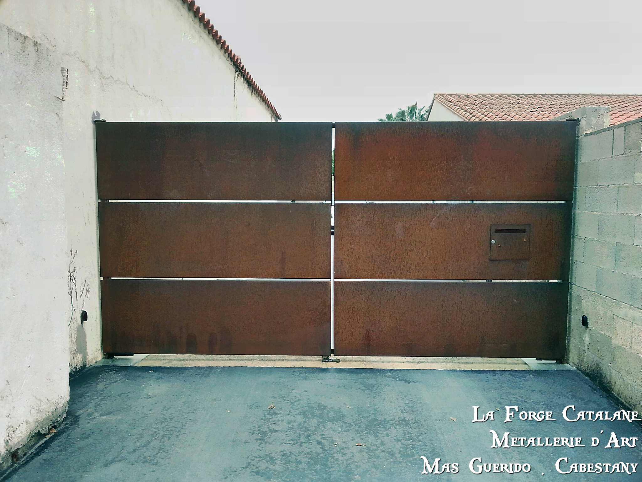 Portail effet caissonne tole simple face rouille boite aux lettres integree  forge catalane 1.jpg